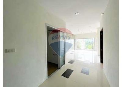 Leasehold 3 bedrooms sea view condo for sale @ Bang Rak