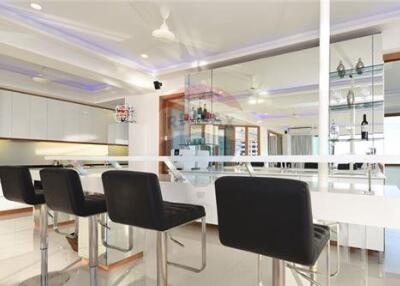 Brand-new 3-bedroom designer-Penthouse on Pratumnak Hill - 920471016-32