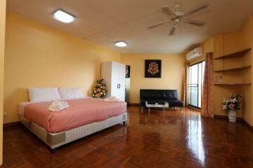 Colourful studio room to rent at Riverside Condominium