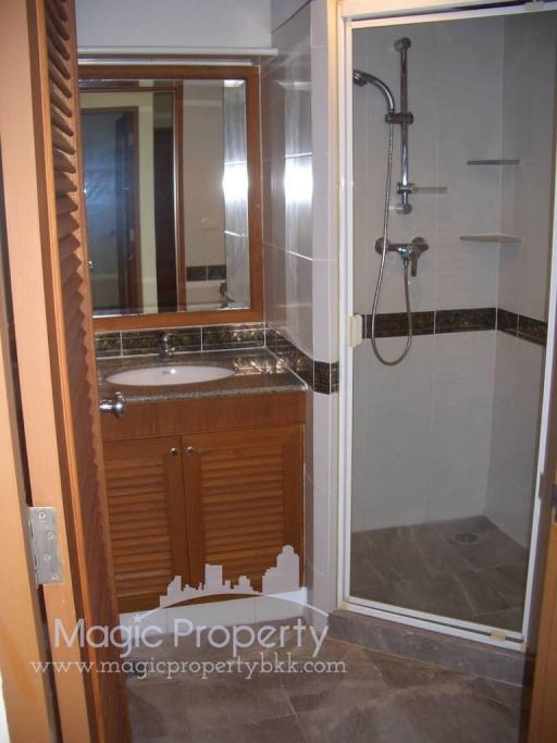 2 Bedrooms for Rent in Baan Na Varang Condominium, Lumphini, Pathum Wan, Bangkok