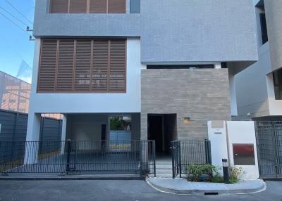 5 Bedroom Single house for Rent in Parc Priva, Huai Khwang, Bangkok