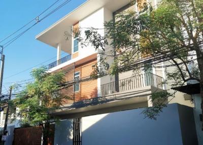 6 Bedrooms Single house for Rent in Soi Prachachuen 30, Wong Sawang, Khet Bang Sue, Bangkok