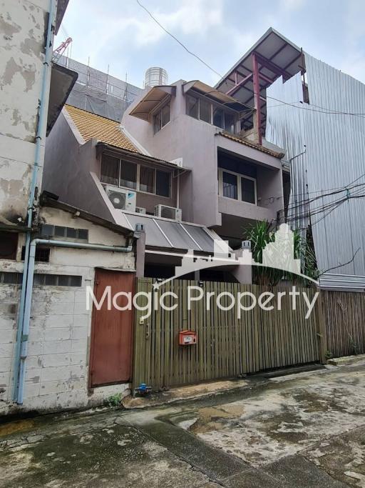 4 Bedroom Townhouse for Sale in Sukhumvit 15, Khlong Toei Nuea, Watthana, Bangkok