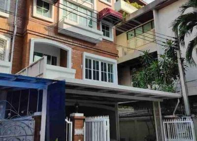 Townhouse for Sale in Yenakart Residence, Chong Nonsi, Yan Nawa, Bangkok