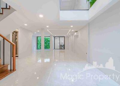 3 Bedrooms Townhouse for Sale in Ekkamai 12, Watthana, Bangkok