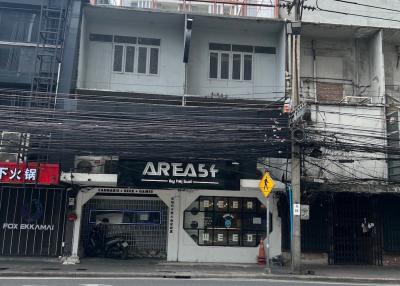 Commercial Building with 4 floors For Sale on Ekkamai Rd, Bangkok