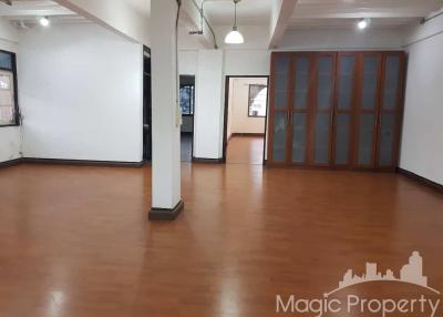 Commercial Building for Sale 5 Storey on Sukhumvit 101, Khwaeng Bang Chak, Khet Phra Khanong, Bangkok