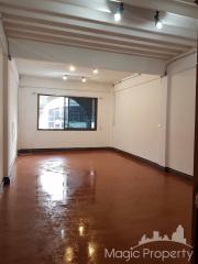 Commercial Building for Sale 5 Storey on Sukhumvit 101, Khwaeng Bang Chak, Khet Phra Khanong, Bangkok