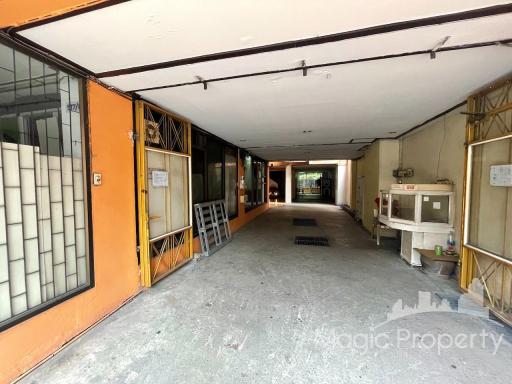 4 Floors Commercial Building For Sale on Din Daeng Rd, Din Daeng, Bangkok