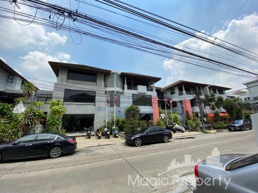 Home Office Building For Sale in Town in Town, Phlabphla, Wang Thonglang, Bangkok