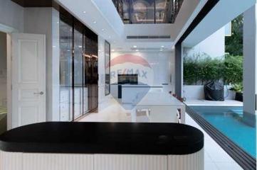 Exquisite Urban Oasis: Luxurious House with Pool in the Heart of Bangkok