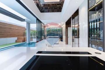 Exquisite Urban Oasis: Luxurious House with Pool in the Heart of Bangkok