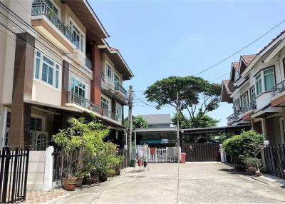 Semi-Detached Townhouse For Sale with Garden Space