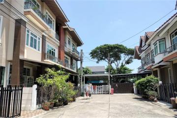 Semi-Detached Townhouse For Sale with Garden Space