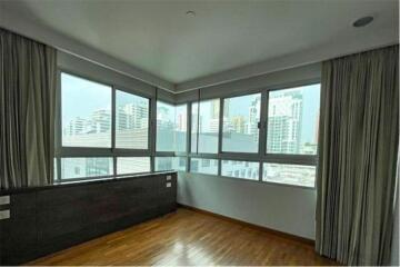 Spacious and Pet-Friendly: 3 Bedrooms Apartment High Floor for Rent in Sukhumvit 23, BTS Asoke and MRT Sukhumvit!