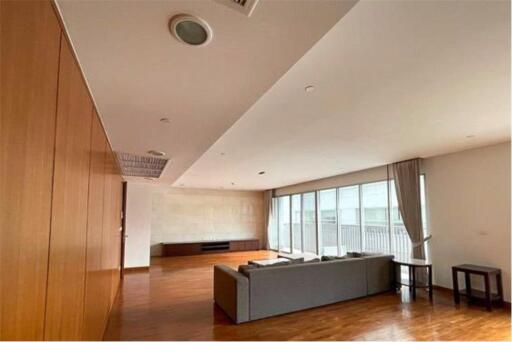 Spacious and Pet-Friendly: 3 Bedrooms Apartment High Floor for Rent in Sukhumvit 23, BTS Asoke and MRT Sukhumvit!