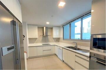 Spacious and Pet-Friendly: 3 Bedrooms Apartment High Floor for Rent in Sukhumvit 23, BTS Asoke and MRT Sukhumvit!