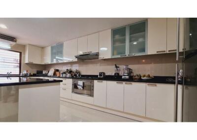 For Rent 3 Beds + 2 livng rooms Apartment Sukhumvit 30