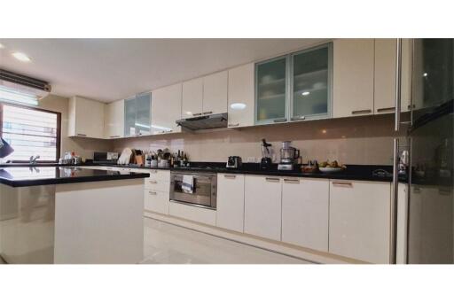 For Rent 3 Beds + 2 livng rooms Apartment Sukhumvit 30