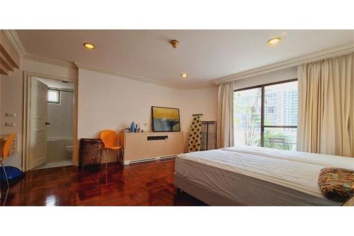 For Rent 3 Beds + 2 livng rooms Apartment Sukhumvit 30