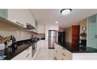 For Rent 3 Beds + 2 livng rooms Apartment Sukhumvit 30