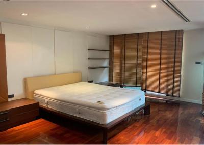 ทาวน์เฮาส์ 4 ห้องนอนขนาดกว้างขวางให้เช่าใน Sukhumvit พร้อมเข้าถึง BTS Thonglor