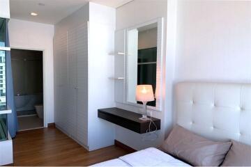 A large unit with an effortlessly accessible condominium to BTS Thonglor and Sukhumvit area.