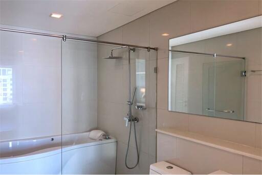 A large unit with an effortlessly accessible condominium to BTS Thonglor and Sukhumvit area.