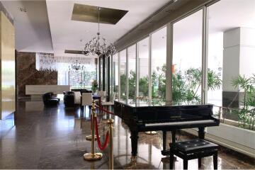 A large unit with an effortlessly accessible condominium to BTS Thonglor and Sukhumvit area.