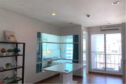 A large unit with an effortlessly accessible condominium to BTS Thonglor and Sukhumvit area.