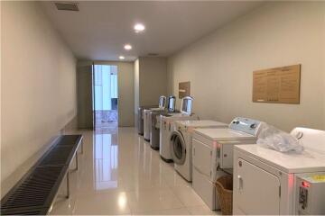 A large unit with an effortlessly accessible condominium to BTS Thonglor and Sukhumvit area.