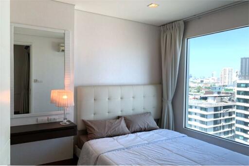 A large unit with an effortlessly accessible condominium to BTS Thonglor and Sukhumvit area.