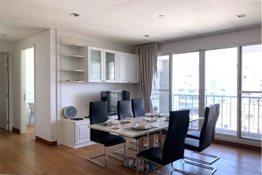 A large unit with an effortlessly accessible condominium to BTS Thonglor and Sukhumvit area.