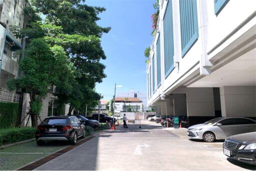 A large unit with an effortlessly accessible condominium to BTS Thonglor and Sukhumvit area.