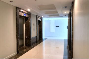 A large unit with an effortlessly accessible condominium to BTS Thonglor and Sukhumvit area.