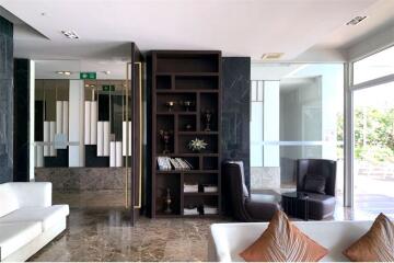 A large unit with an effortlessly accessible condominium to BTS Thonglor and Sukhumvit area.