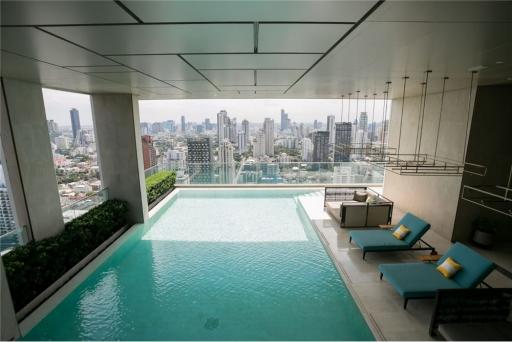 A beautiful unit with an effortlessly accessible condominium to BTS and MTR Asoke in the Sukhumvit area.