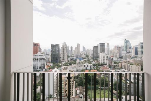 A beautiful unit with an effortlessly accessible condominium to BTS and MTR Asoke in the Sukhumvit area.