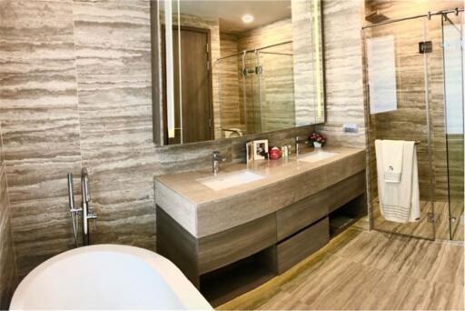 Fully furnished in a high-rise building in ultra-prime area of Asoke.