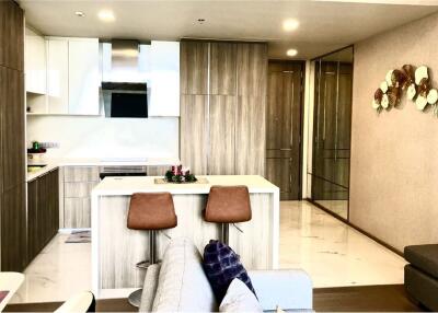 Fully furnished in a high-rise building in ultra-prime area of Asoke.