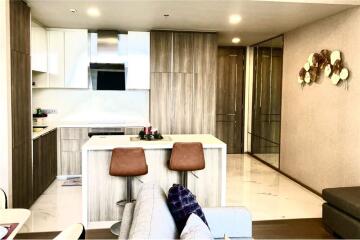 Fully furnished in a high-rise building in ultra-prime area of Asoke.