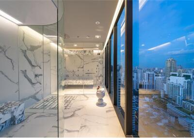 Fully furnished in a high-rise building in ultra-prime area of Asoke.