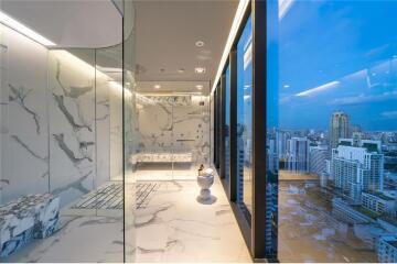 Fully furnished in a high-rise building in ultra-prime area of Asoke.