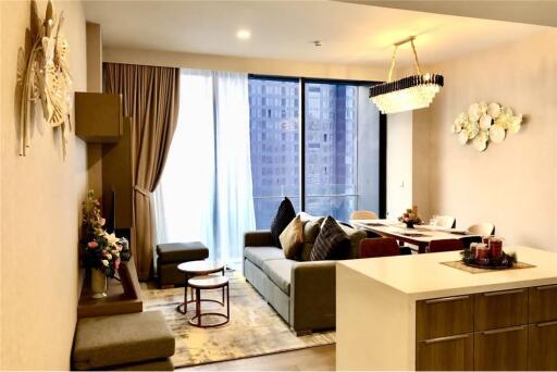 Fully furnished in a high-rise building in ultra-prime area of Asoke.