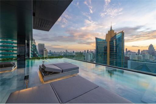 Fully furnished in a high-rise building in ultra-prime area of Asoke.