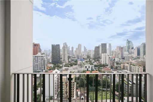 A beautiful unit with an effortlessly accessible condominium to BTS and MTR Asoke in the Sukhumvit area. - 920071062-105