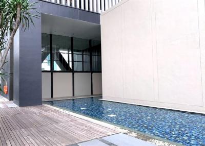 Contemporary style condominium The Met in a convenient area located on South Sathorn 6.