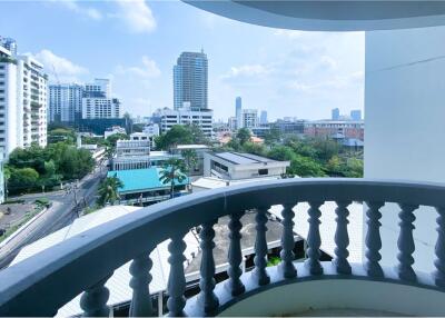 Live Like Royalty: Rent a Stunning 3-Bedroom Castle in Sukhumvit 39 with BTS Access! - 920071001-10940