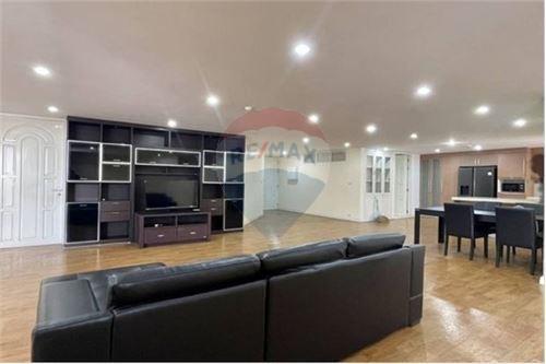 Spacious and Luxurious 4-Bedroom Unit in Ekkamai