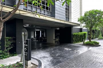 A fully furnished unit condominium at Siri at Sukhumvit is located on Sukhumvit Road between Soi